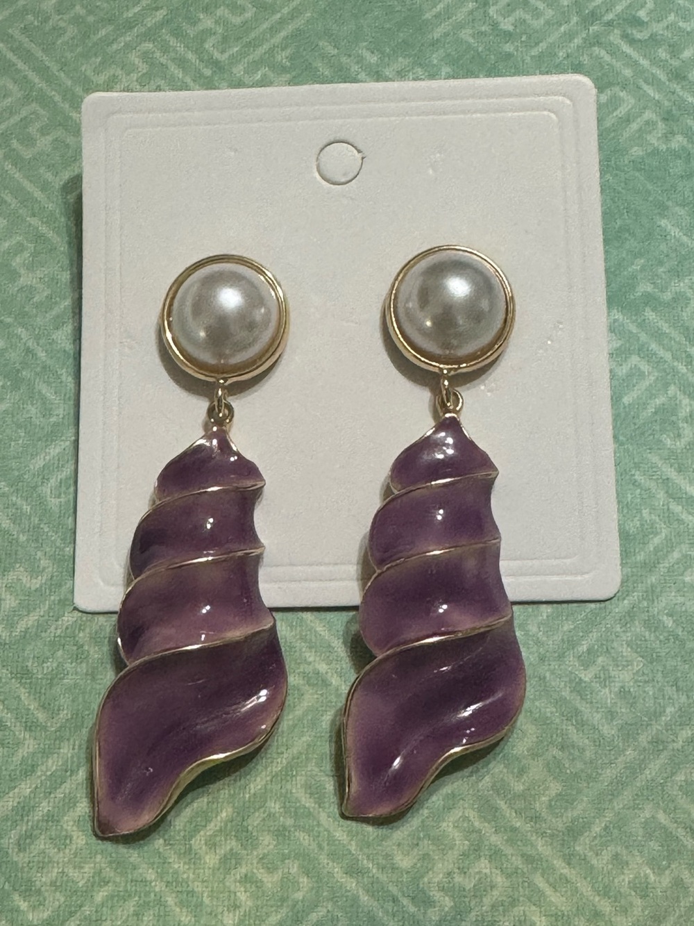 FAUX PEARLS AND ENAMELED EARRINGS
